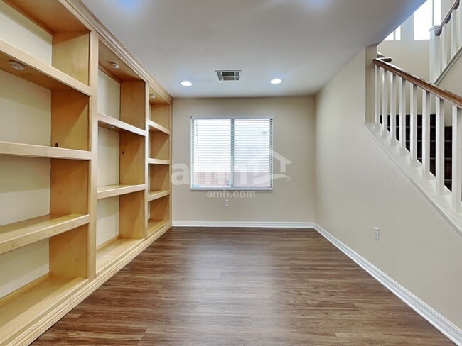 Foto del edificio - 136 Palatial Pines Ave