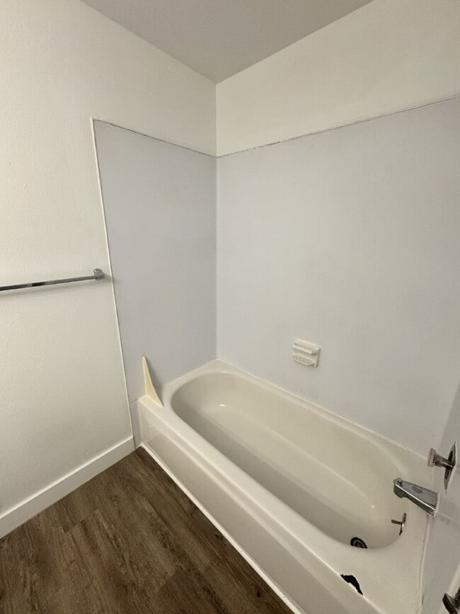Foto del edificio - 2 Bed / 1 Bath in Prime Happy Valley Location