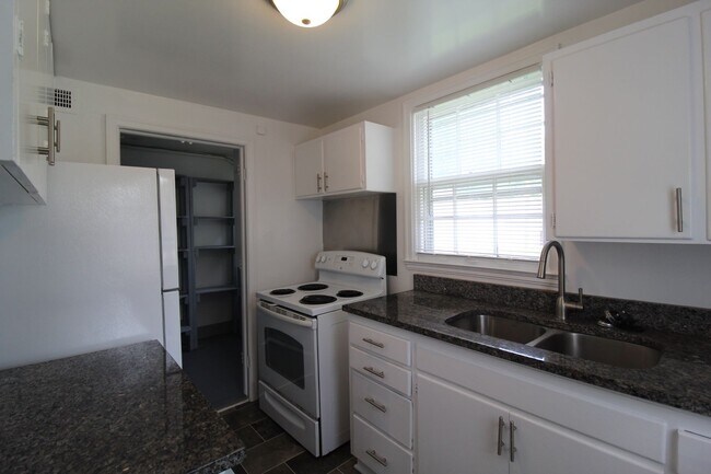 Foto del edificio - May FREE On This 2 Bedroom Duplex in North Kansas City