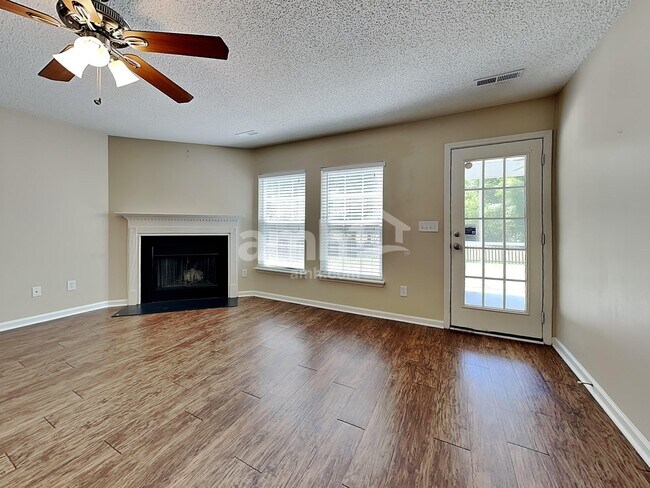 Foto del edificio - 5013 Springdale Dr