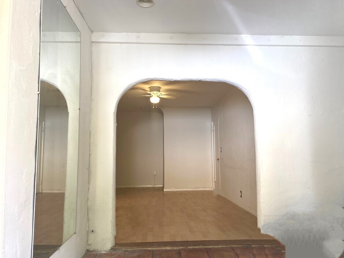 Primary Photo - 10625 Kinnard Ave