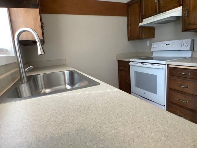 Building Photo - Renovated two bedroom townhouse near downt...