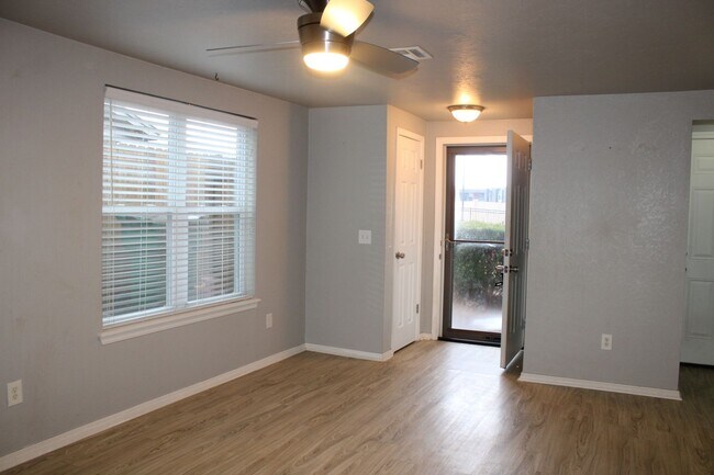 Building Photo - Housing Vouchers Accepted!