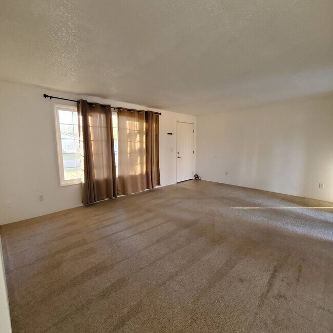 Foto del edificio - Cozy 2 Bed, 1 Bath duplex with large yard - Won't Last Long!