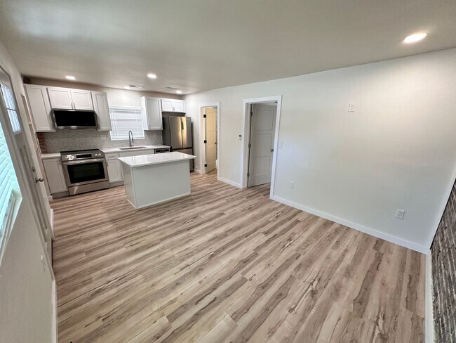 Foto del edificio - Luxurious 1 Bed 1 Bath Home: Your Oasis Aw...