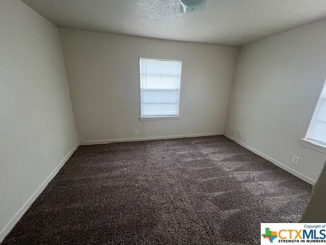 Foto del edificio - 108 E Fowler Ave