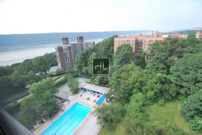 Foto del edificio - 3671 Hudson Manor Terrace