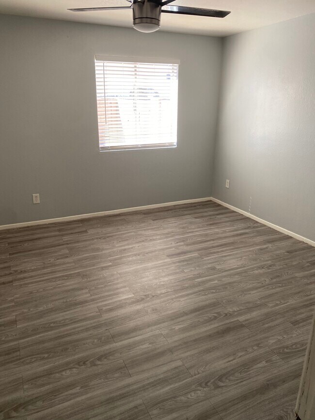 Foto del edificio - 3015 E Paradise Ln
