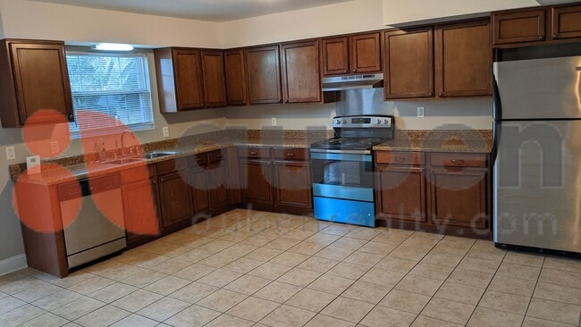 Building Photo - 4 Bedroom 1 Bathroom! Pet Friendly!