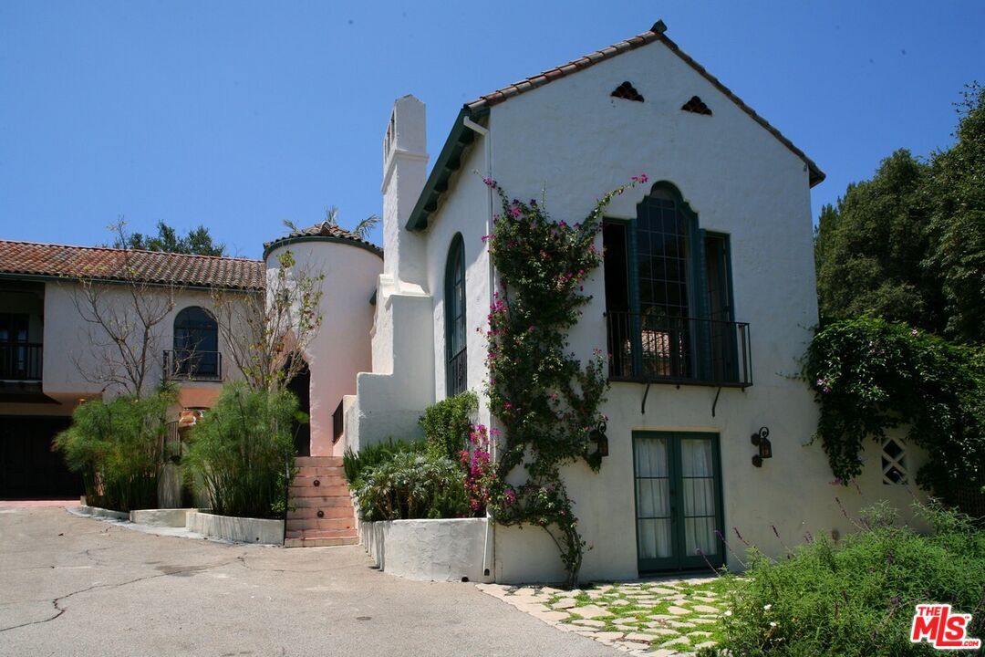Primary Photo - 2243 E Live Oak Dr
