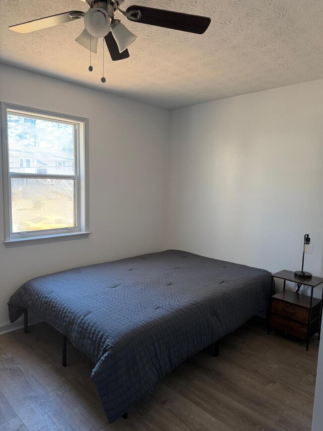 Foto del edificio - Room in House on Zachary Dr