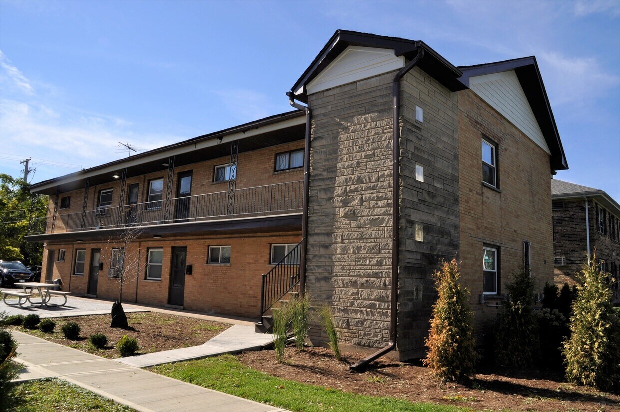 Primary Photo - 124 Douglas Ave