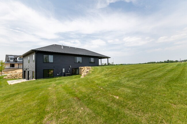 Foto del edificio - 2461 Whisper Woods Ln