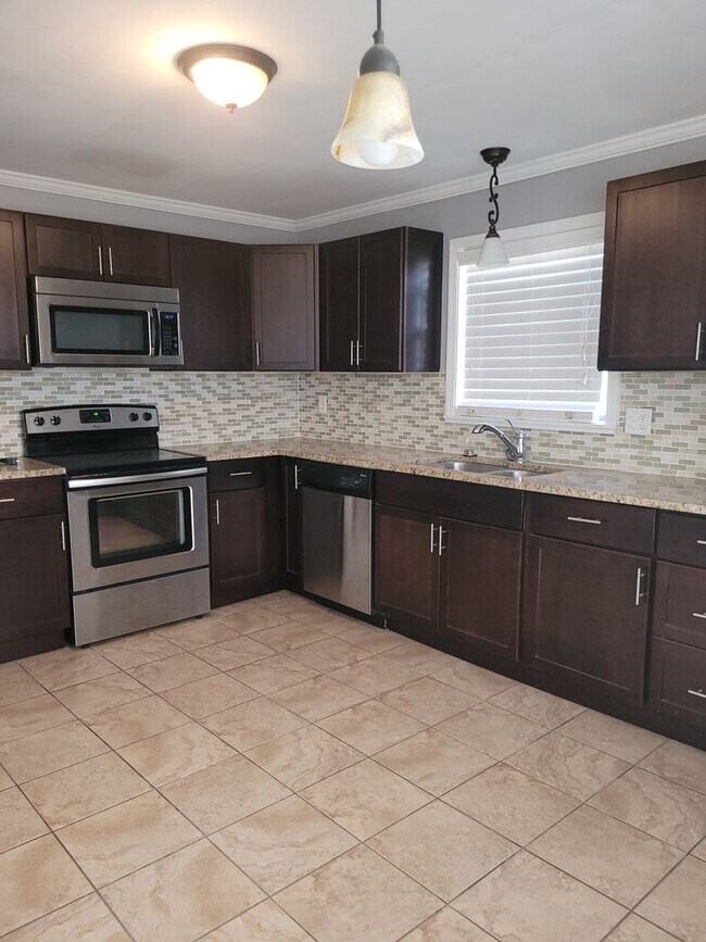 Building Photo - Beautiful 3 Bedroom Duplex