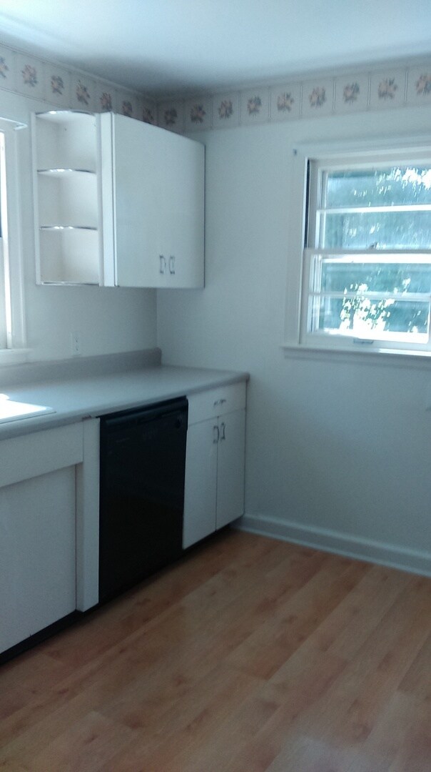 Building Photo - **August 2026****- 3 bed 2 bath - Large ba...