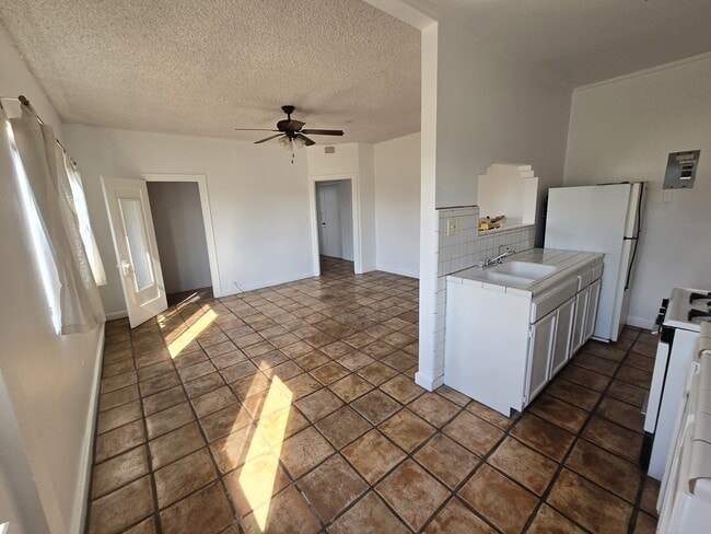 Cute kitchen, big walk in closet - 608 N St Andrews Pl