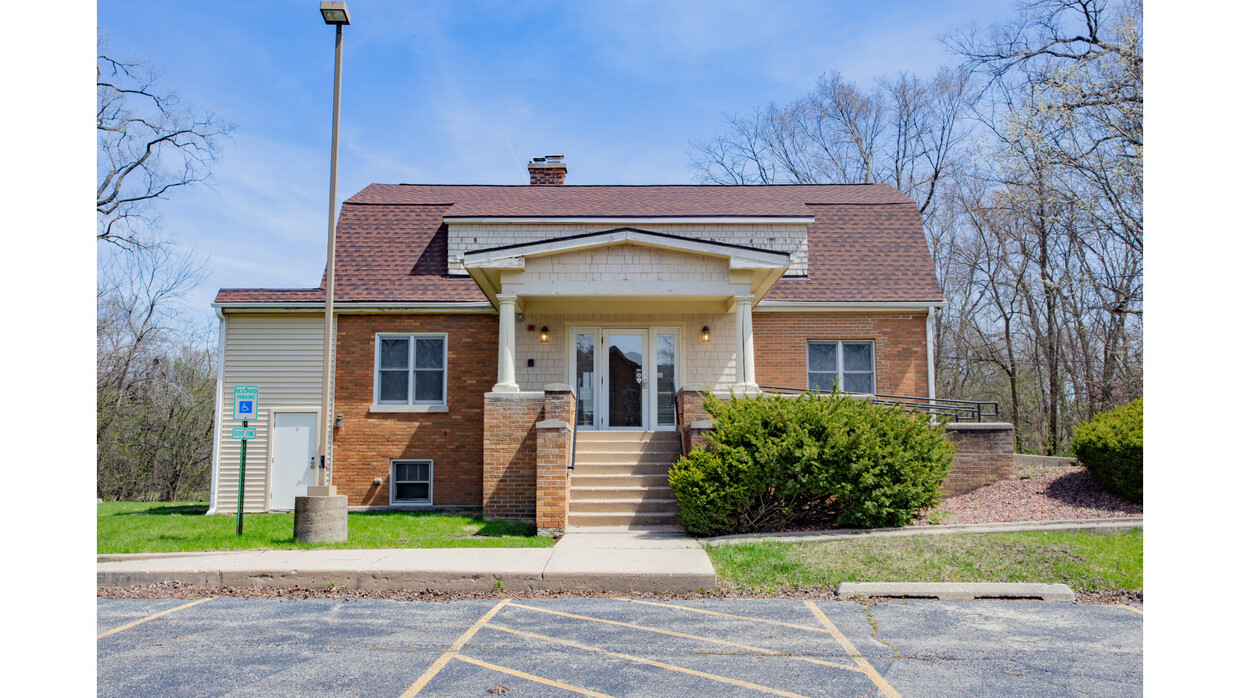 Primary Photo - 1305 Oswego Rd