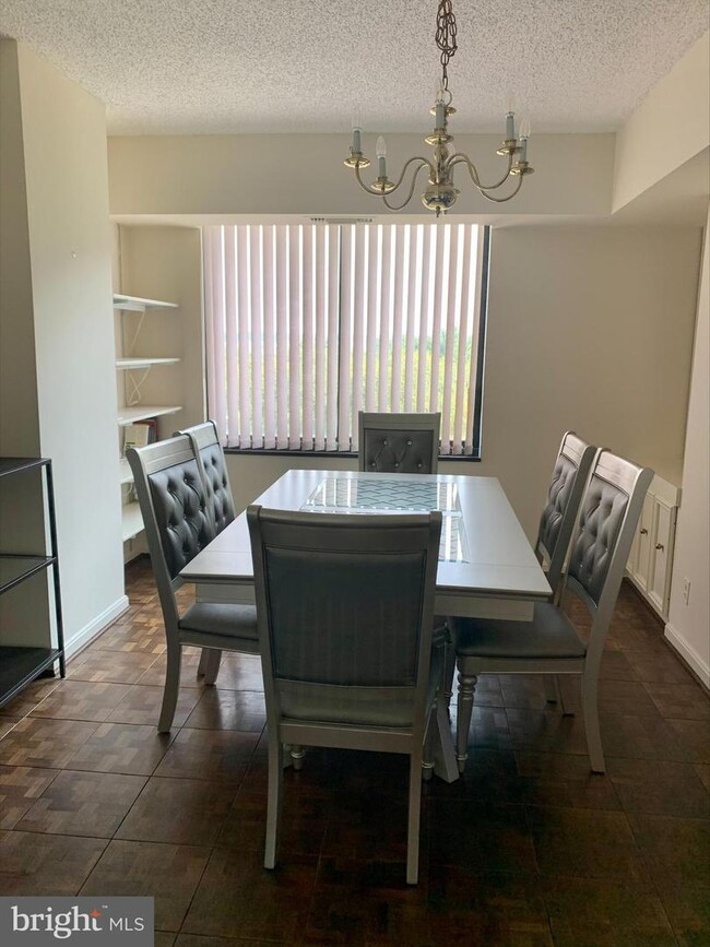 Foto del edificio - 1300 Crystal Dr