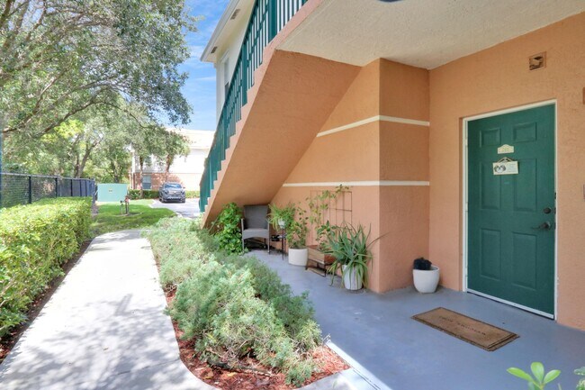 Building Photo - 2111 Myrtlewood Cir E