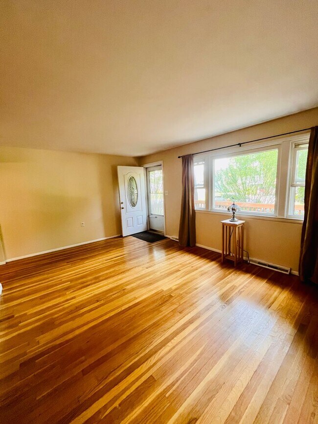 Building Photo - 3 Bedroom/ 2 Bathroom Home in Portsmouth!