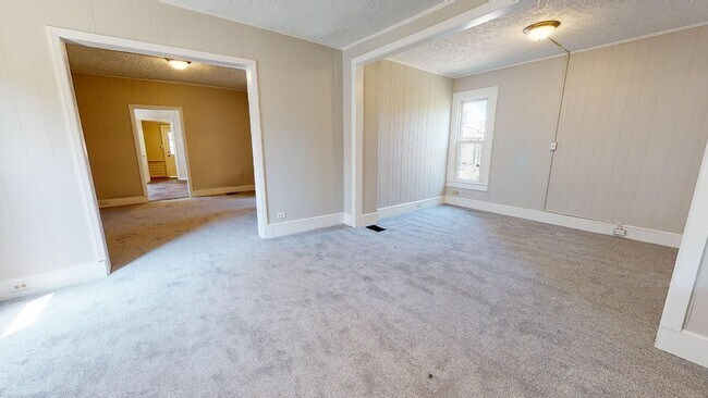 Foto del edificio - Huge 4 Bedroom Single Family House - almost 1500 SQ FT!