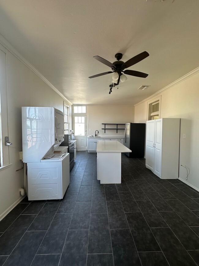 Large kitchen with washer/dryer and large island - 1803 3rd St