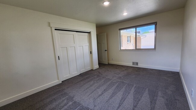 Building Photo - Earnshaw Estates 2