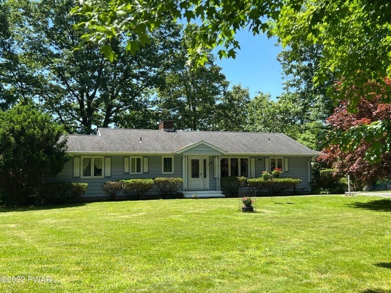 Primary Photo - Sprawling 3Br, 2Ba Ranch w/ 250 feet of ri...
