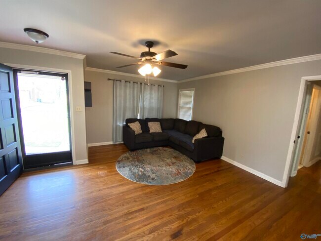 Foto del edificio - 817 Chambers Dr NE