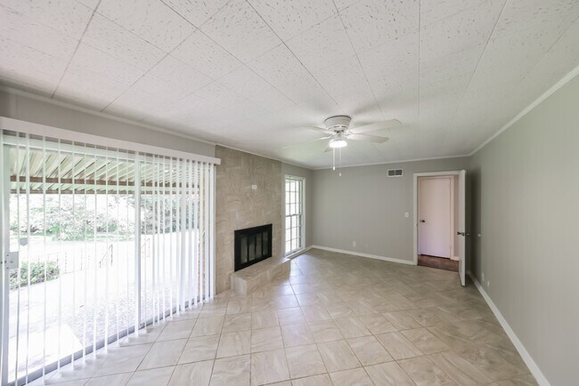 Foto del edificio - 2042 Idlewood Dr