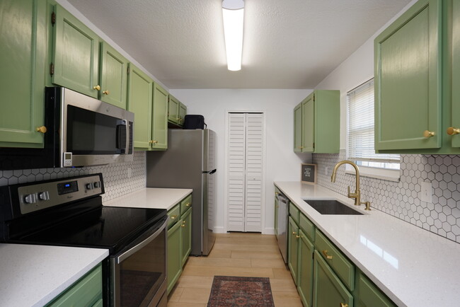 Building Photo - 7712 Fernbrook Way