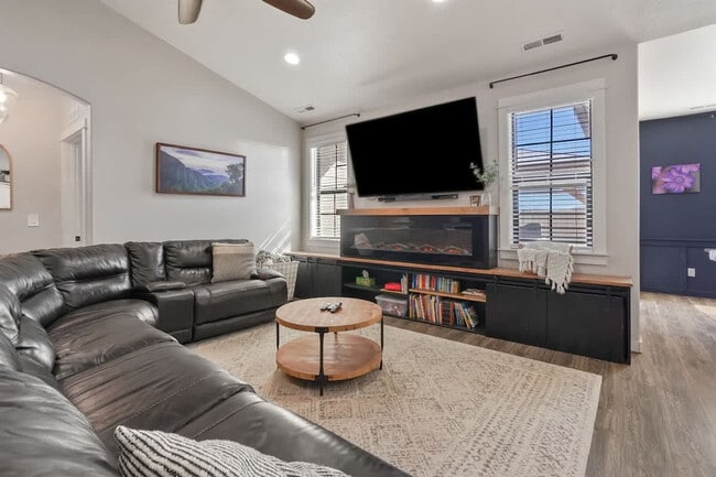 Foto del edificio - 304 Cliff Swallow Ave