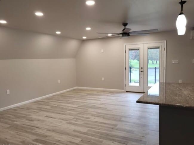 Building Photo - 452 Lake Catalpa Rd