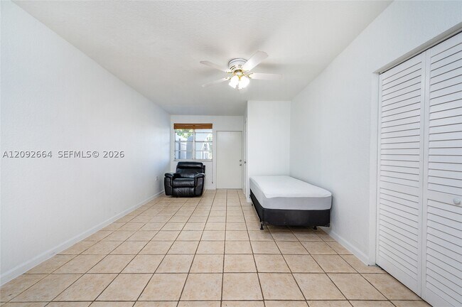 Foto del edificio - 1345 W 71st St