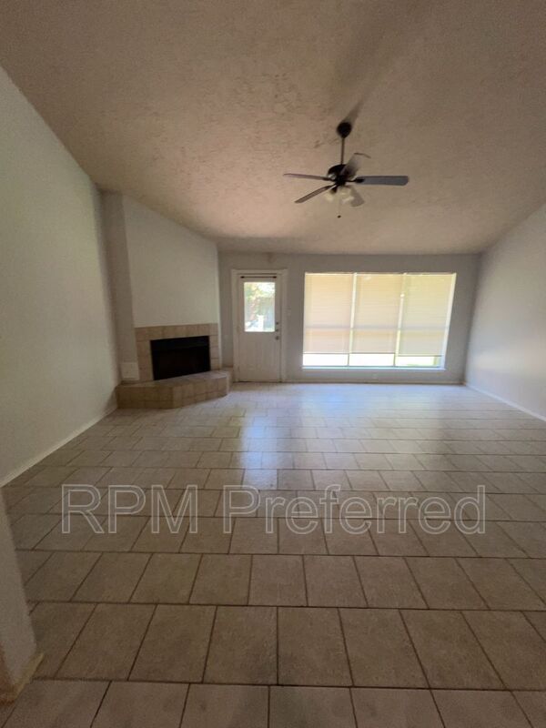 Building Photo - 2427 Autumn Springs Ln