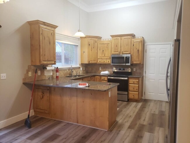 Building Photo - Beautiful 6 Bed 3 bath in Springville!!