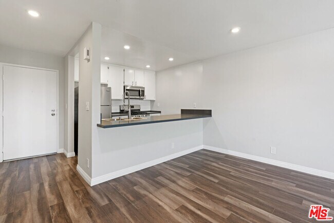 Foto del edificio - 16550 Vanowen St