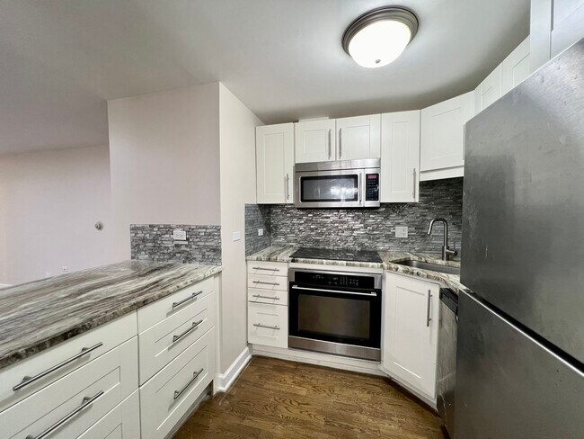 Building Photo - 777 Hinman Ave
