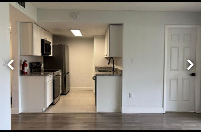 Foto del edificio - 836 Sky Lake Cir