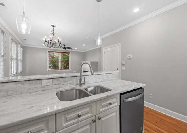Foto del edificio - 2 Bedroom, 2.5 Bath Condo in Harleston Village of Downtown Charleston!