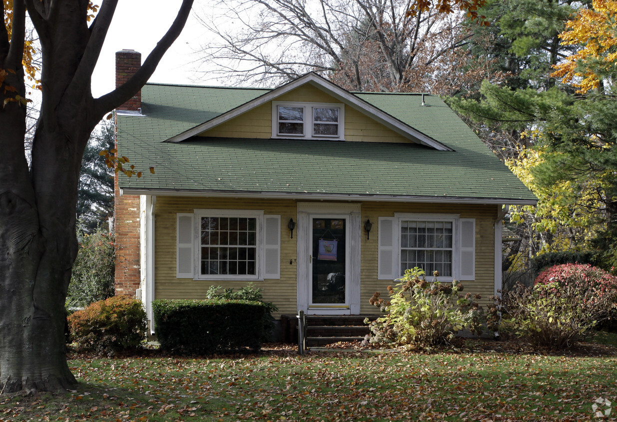 Building Photo - 145-151 Oaklawn Ave