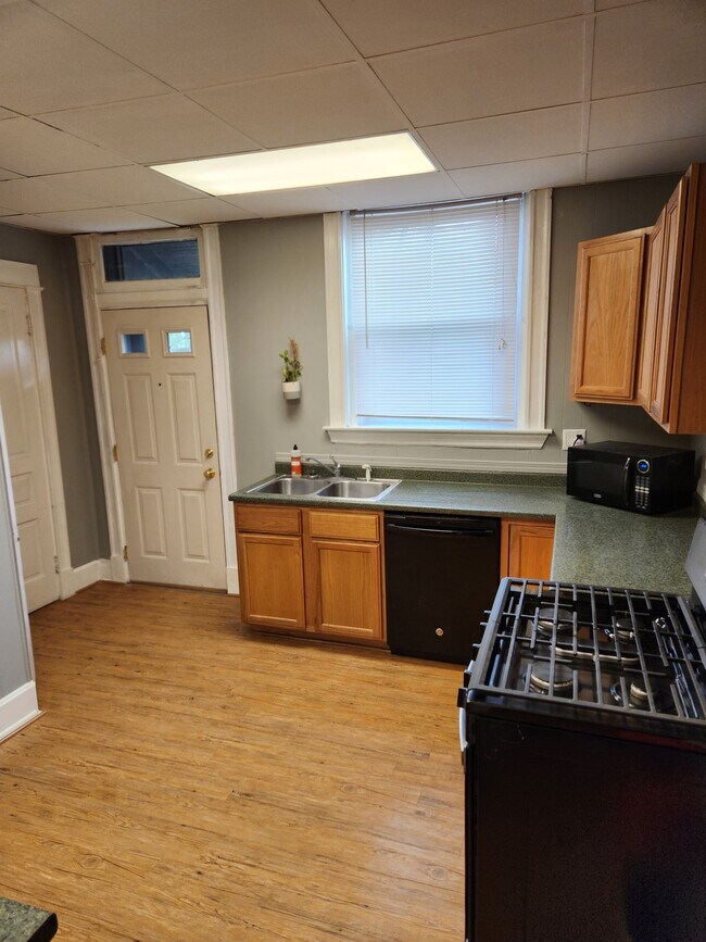Kitchen - 2372 Fairview Ave