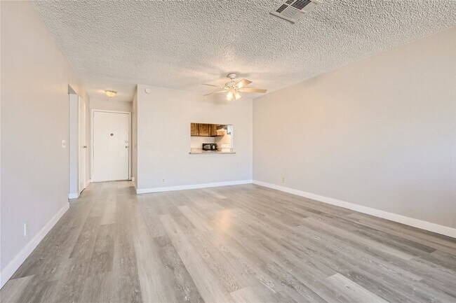 Building Photo - 2 Bedroom Condo near University District!