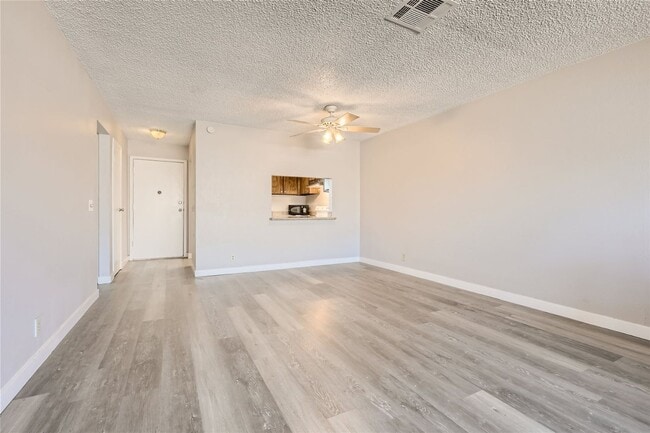 Foto del edificio - 2 Bedroom Condo near University District!