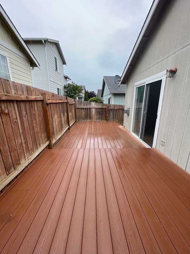 Building Photo - Cozy and Comfortable 3 Bedroom Home, Close...