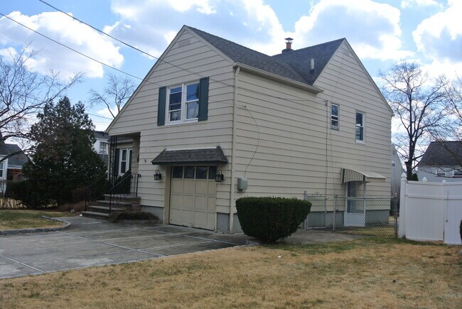 Foto del edificio - 2710 Academy Rd