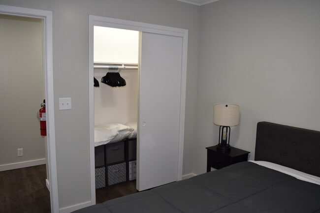 Building Photo - 113 N Cedar Ave