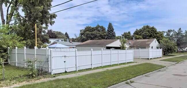 Foto del edificio - 8405 Robindale Ave