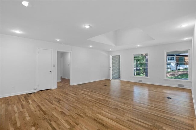 Foto del edificio - 2397 Sunset Dr NE