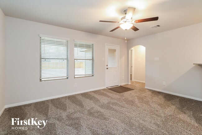 Foto del edificio - 25613 Roy Rogers Ct